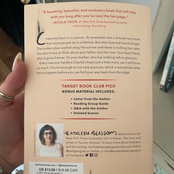 Girl in pieces - Picture 2 of 2